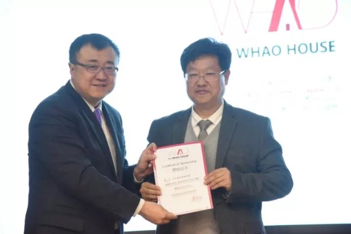清華大學(xué)黨委常委、副校長(zhǎng)楊斌為天豐綠色裝配集團(tuán)總裁李旭祿頒發(fā)證書(shū)